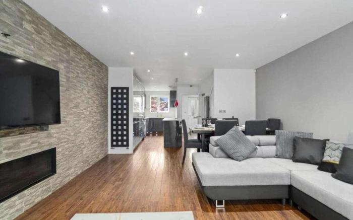 Superb stonewall Terrace