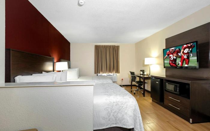 Red Roof PLUS+ & Suites Opelika