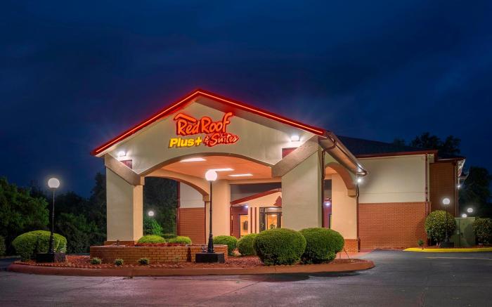 Red Roof PLUS+ & Suites Opelika