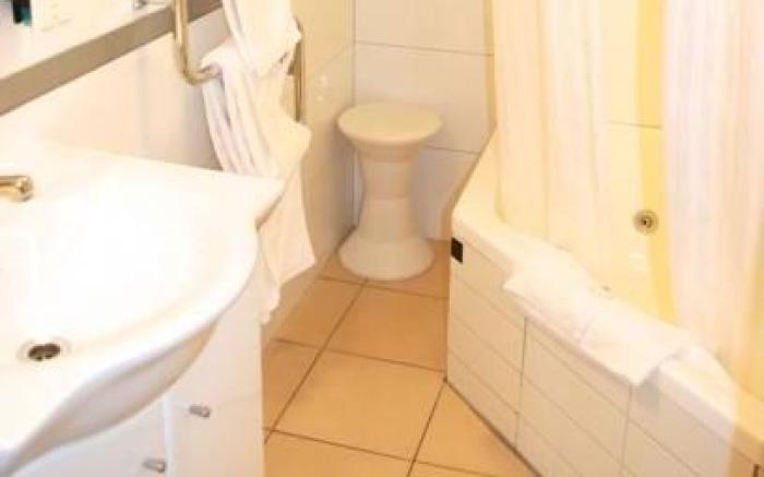 166 Majestic Court Motel