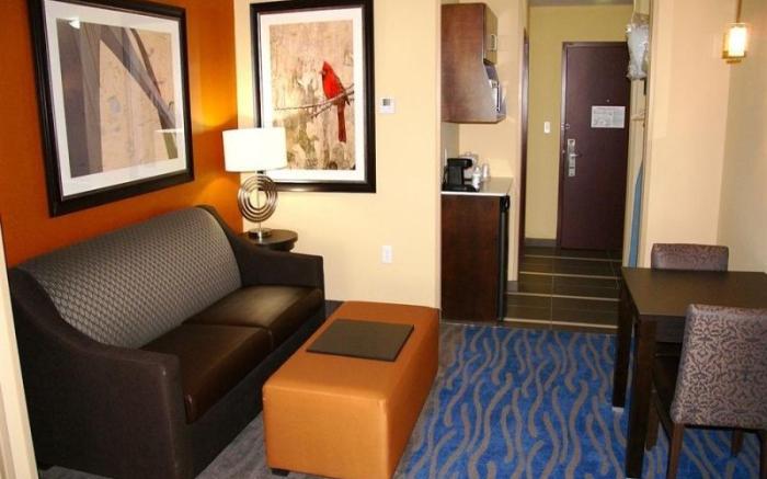 Holiday Inn Express & Suites St Louis Airport by IHG