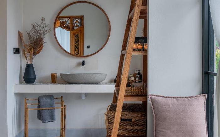 Cozy, smart, renovated flat above Ubud's roofs