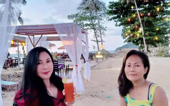 lonely beach titanic hotel(in shop street market )