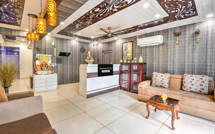 Super Townhouse Sector 47 Near Medanta