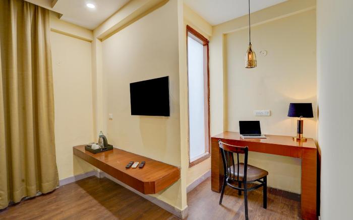 Super Townhouse Sector 47 Near Medanta