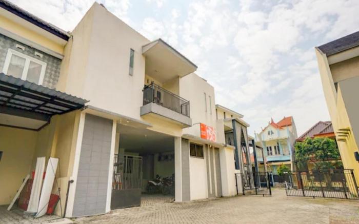 RedDoorz near Plaza Araya Malang