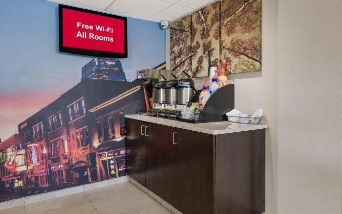 Red Roof PLUS+ Nashville Airport