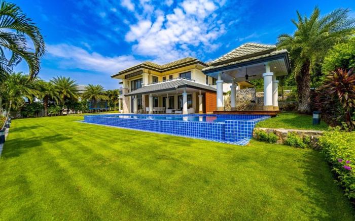 Luxury Mansion On Golf Course (BMG5)