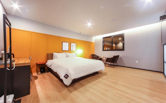 Seomyeon Brown-Dot Hotel Gold