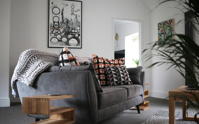 Grade II Listed Flat with Modern Touches Sleeps 2