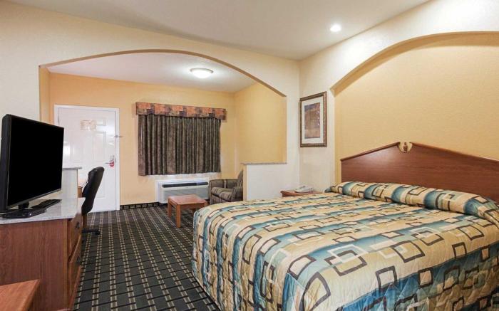 Econo Lodge Inn & Suites
