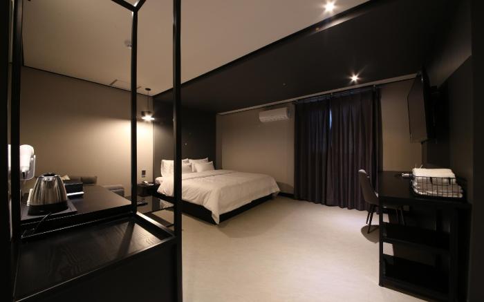 almond hotel Gupo station