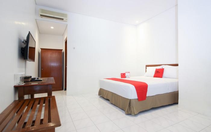 RedDoorz Plus near Alun Alun Selatan 2