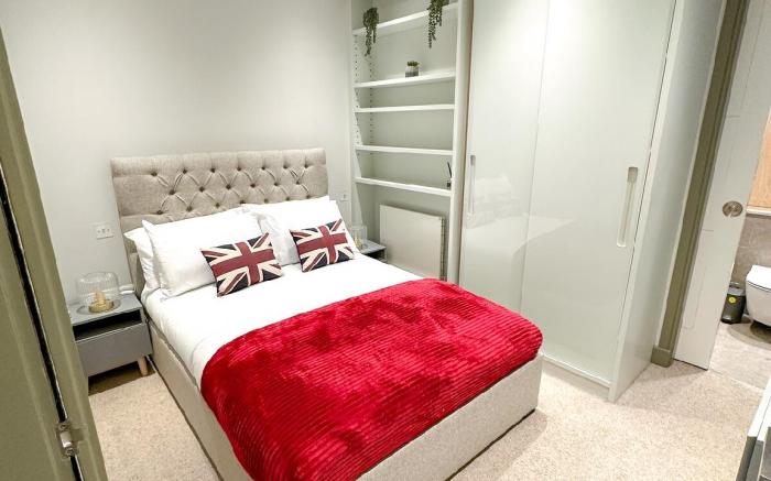 Splendour 3BR flat in Mayfair w/ Fireplace & Patio