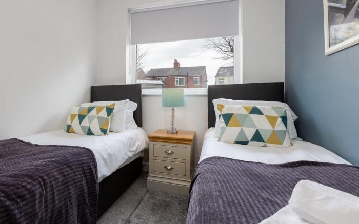 Hillside House | 2 Bedrooms parking WI-FI Hospital