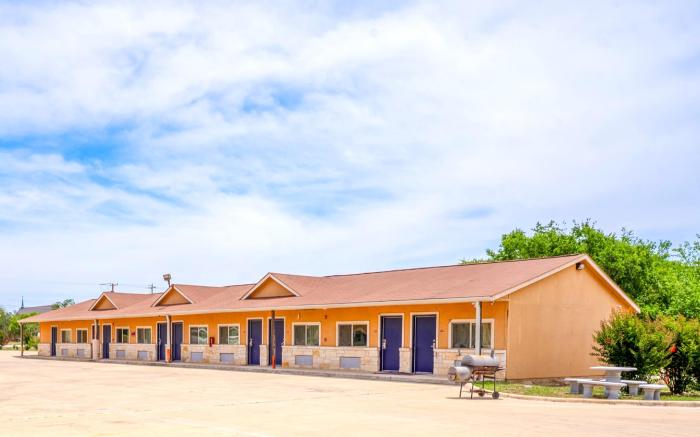 Atria Extended Stays By OYO, Jourdanton, TX