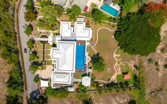 Seven Bedrooms Mansion on The Golf Course! (JB2)