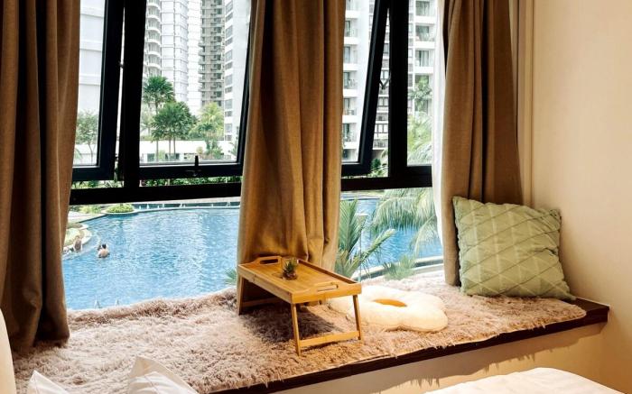 Kid-Loving Poolside Haven: 2BR Garden Oasis