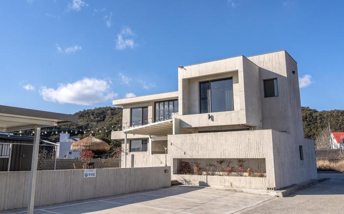 Gyeongju EL Poolvilla Pension