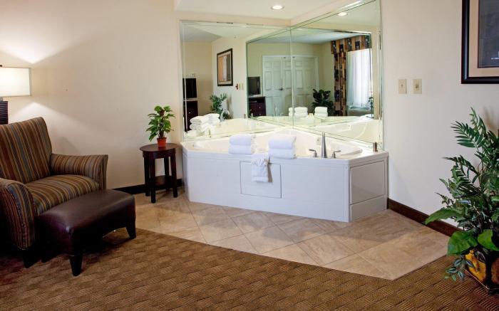 Holiday Inn Express & Suites Columbus At Northlake By IHG