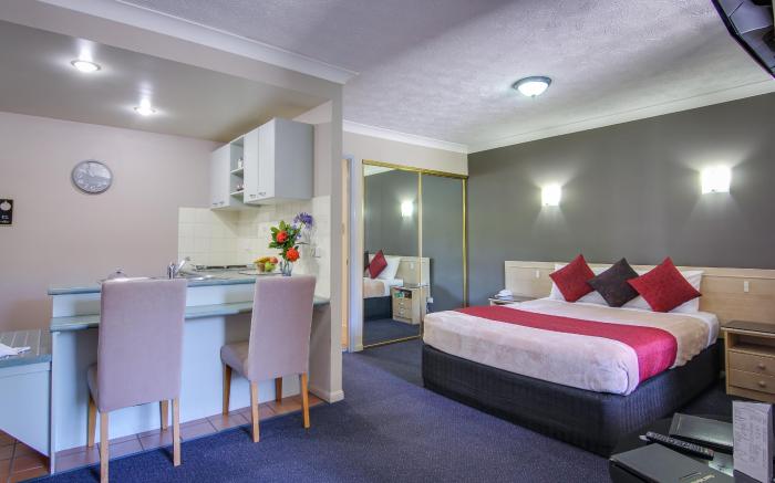 AAA Airport Albion Manor Apartments and Motel