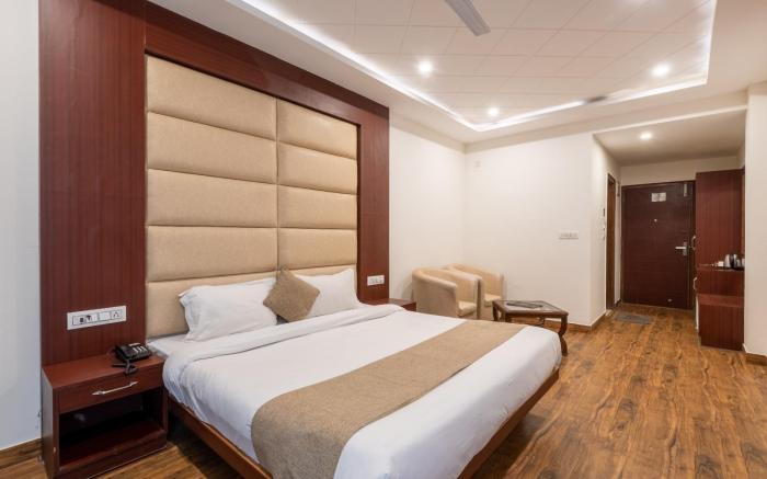 Shining hills by Lawrence Hotels 