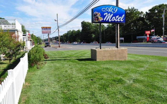At 9 Motel