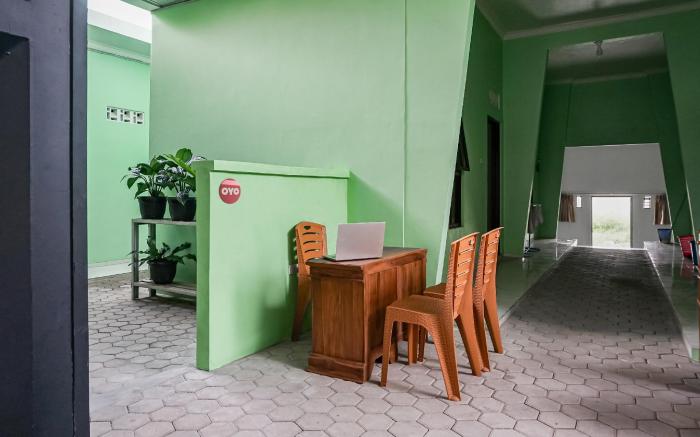 OYO 93695 Guest House Riharti Syariah