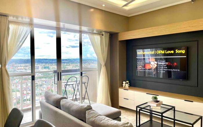 Luxurious 3BR Unit | Karaoke | WI-FI | Netflix
