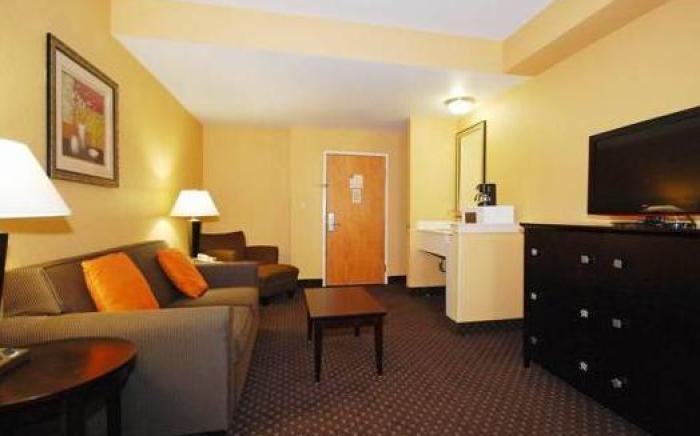 Comfort Suites At Rivergate Mall