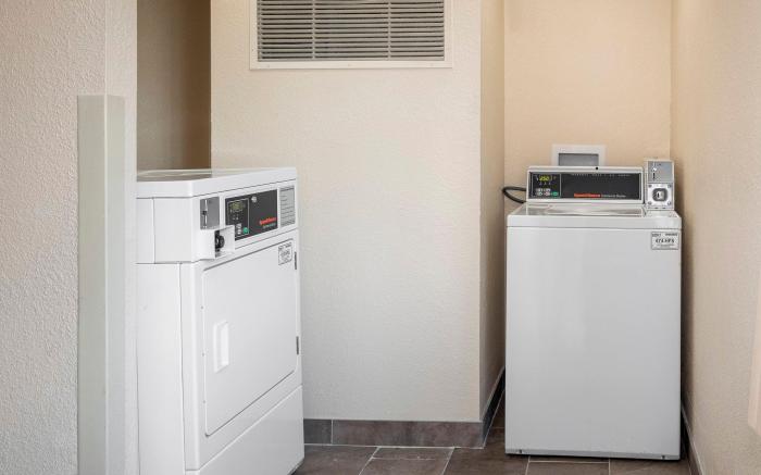 Red Roof PLUS+ Jacksonville - Southpoint