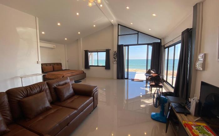 Beachfront cha-am by J.yhok