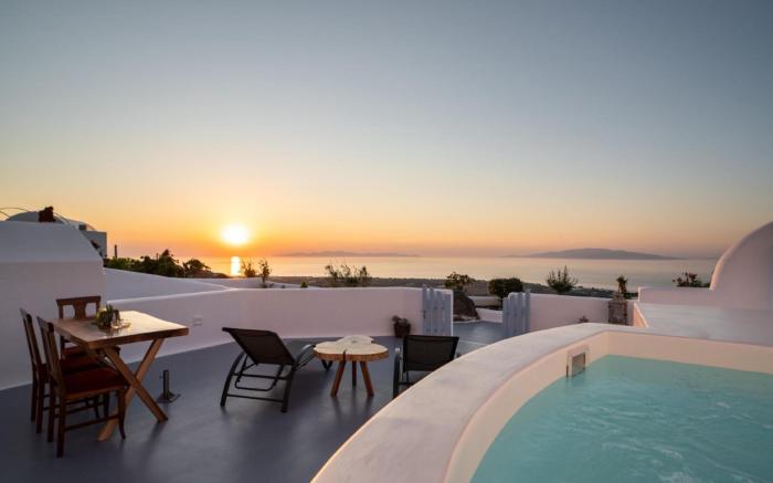 Deluxe Cave Suite | Jetted Tub | Sea & Sunset View