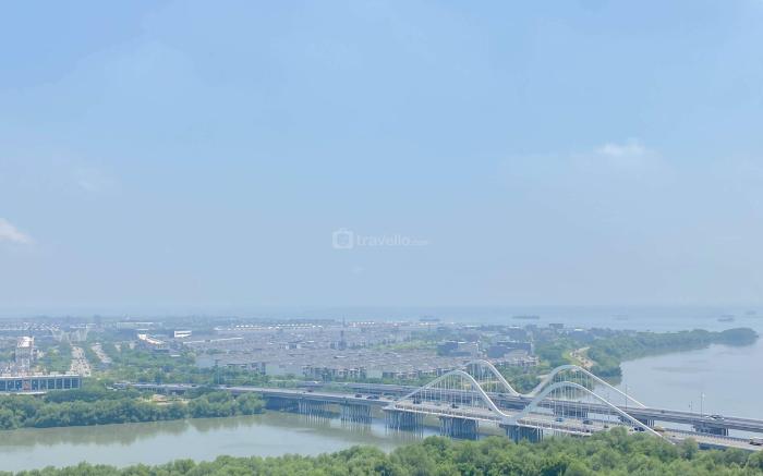 Well Furnished 1BR Gold Coast Apt By Travelio
