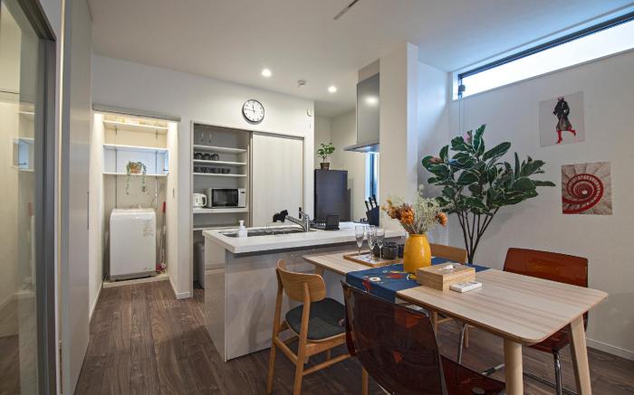 Tabitime・小路東 駅徒歩2分｜電車で難波まで13分｜新築3階車庫付き戸建て｜4LDK最大8人