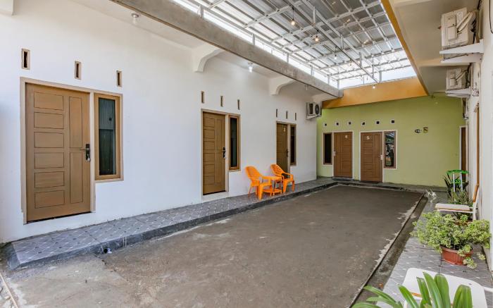 OYO 93714 Guest House Gembul Syariah