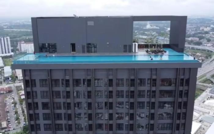 Sky pool 4 star hotel grade stay in i-City 21N