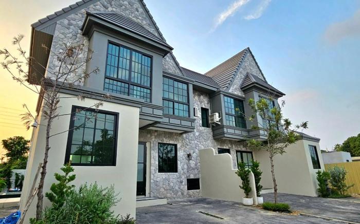 Brittany Pool villa
