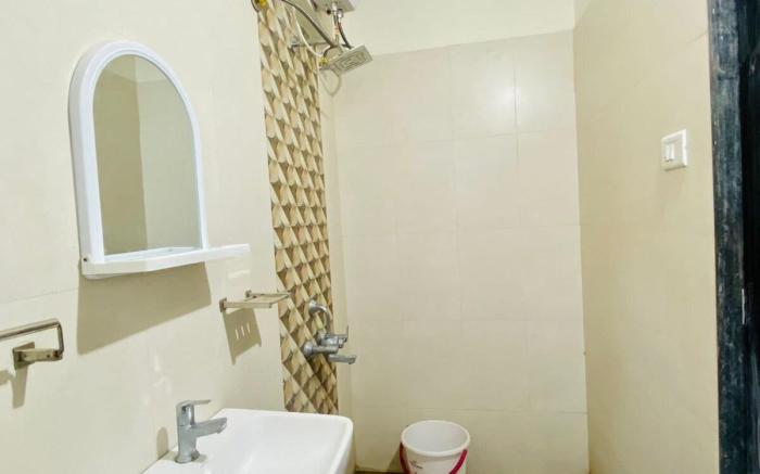 Affordable 2 BHK with 3 Queen Size Bed Free Wi Fi 