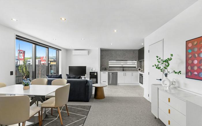 CBD Contemporary Comfort Townhouse 2 BR 2.5Bath