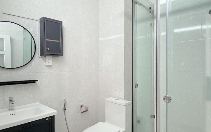 Phòng đôi cửa sổ trần thấp có toilet trong phòng