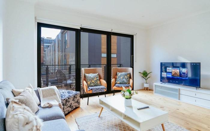 Bright 3 level townhouse