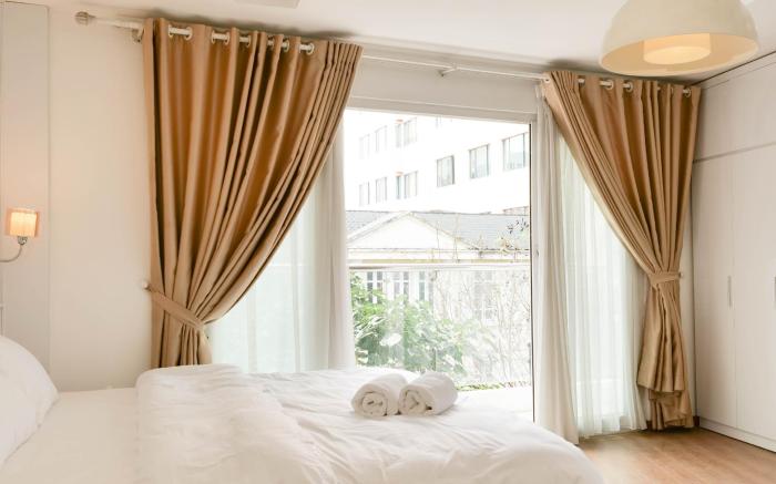 Căn hộ có ban công lớn view Nhà Tù Hoả Lò (1min)