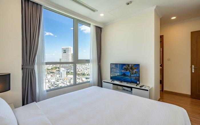 Vinhomes Central Park 2BR with Entire HCM View