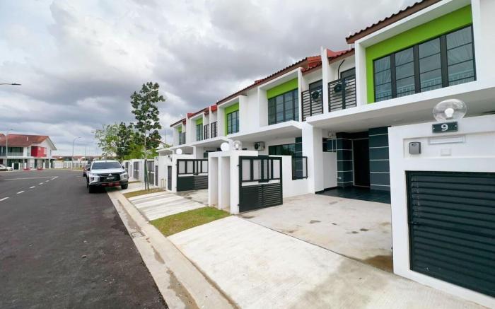 A16 Tebing Dato Onn 9 Austin FamilyStay Aeon 10Pax