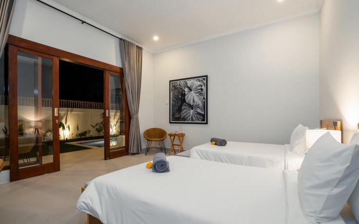 Sleek Villa w/ Spacious Pool Area | 5 Min To Beach