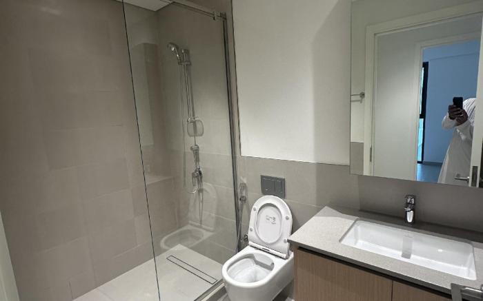 Exquisite 1-Bedroom with Pool Scenery in Creek