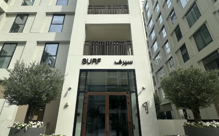 Exquisite 1-Bedroom with Pool Scenery in Creek