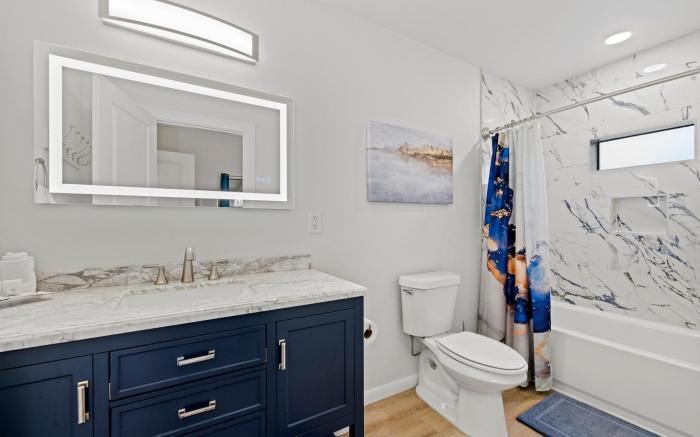 Bluebonnet Waterfront Cottage with Hot Tub