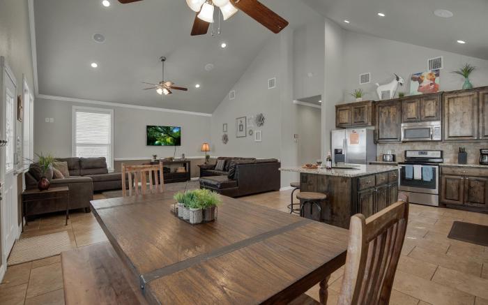 Let's Go Tubing! Awesome House-Next to River!